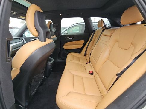 Used 2018 Volvo XC60 T5 Momentum w/ Convenience Package AWD/4WD image 10
