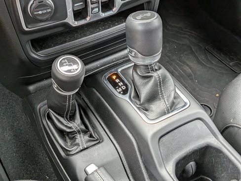 Used 2022 Jeep Wrangler Unlimited Sahara w/ Cold Weather Group AWD/4WD image 17