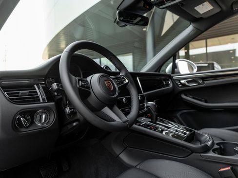 Certified 2026 Porsche Macan AWD/4WD image 4