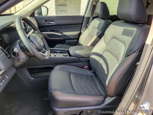 New 2025 Nissan Pathfinder Platinum image 8