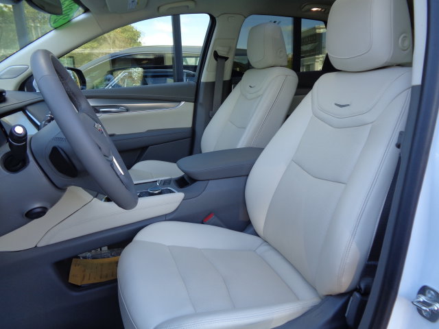 Used 2025 Cadillac XT5 Premium Luxury w/ LPO, Floor Liner Package AWD/4WD image 10