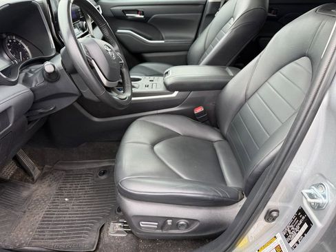 Used 2023 Toyota Highlander XLE AWD/4WD image 21