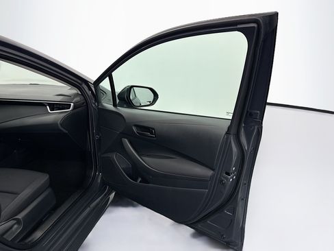 Used 2025 Toyota Corolla LE FWD image 30