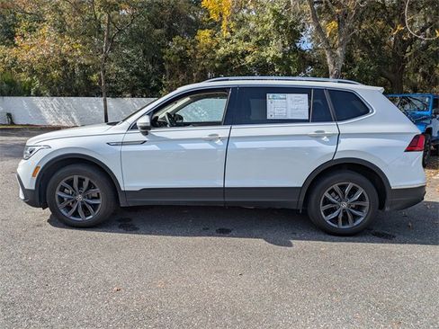 Used 2023 Volkswagen Tiguan SE w/ Panoramic Sunroof Package image 6