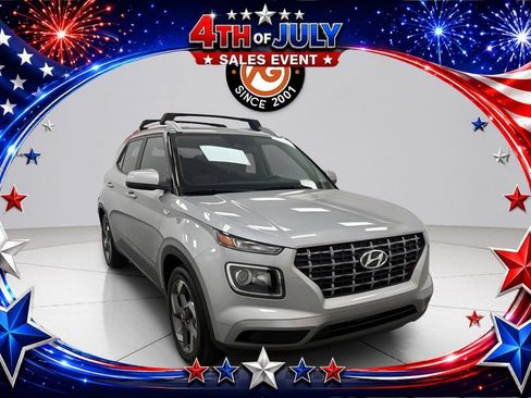 Used 2025 Hyundai Venue SEL FWD image 2