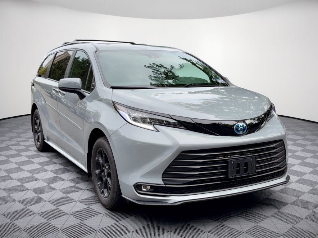 Used 2025 Toyota Sienna XLE Woodland Edition AWD/4WD image 7