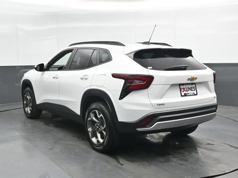 Used 2025 Chevrolet Trax LT FWD image 9