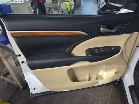 Used 2017 Toyota Highlander Limited image 10