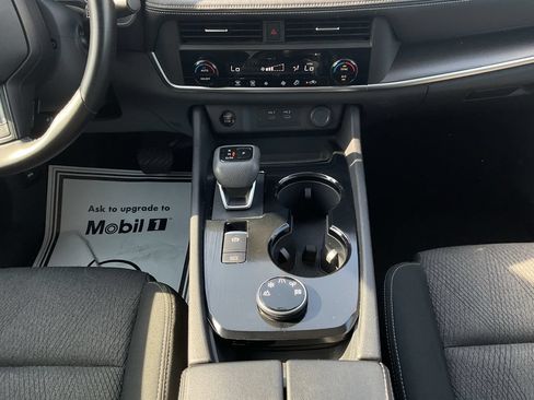 Used 2025 Nissan Rogue SV AWD/4WD image 16