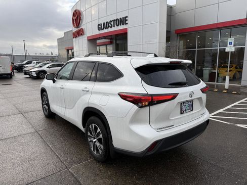 Certified 2023 Toyota Highlander XLE image 3