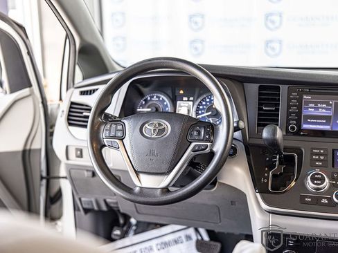 Used 2020 Toyota Sienna LE w/ LE Preferred Package FWD image 33