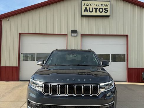 Used 2024 Jeep Wagoneer L Series II w/ Flexible Seating Group AWD/4WD image 2