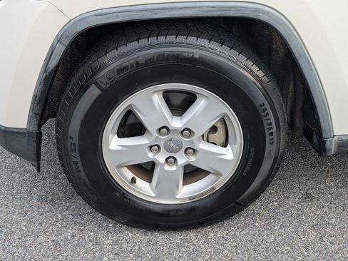 Used 2011 Jeep Grand Cherokee Laredo RWD image 13