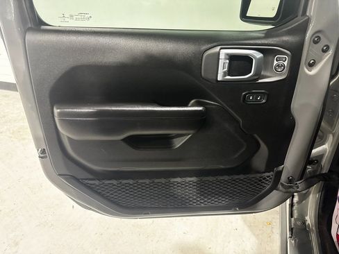 Used 2021 Jeep Gladiator Willys image 18