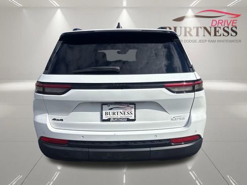 Used 2023 Jeep Grand Cherokee Altitude AWD/4WD image 7