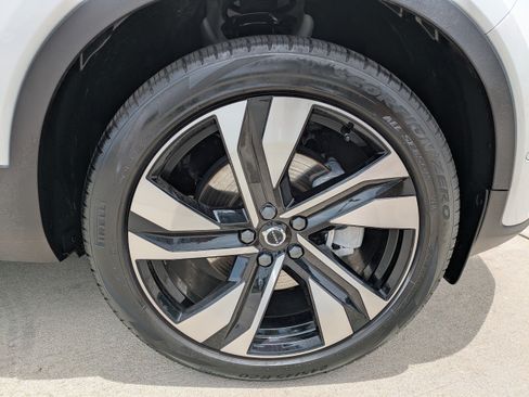 Used 2023 Volvo XC40 B5 Plus w/ Protection Package Premier AWD/4WD image 9