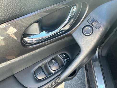 Used 2018 Nissan Rogue SV AWD/4WD image 8