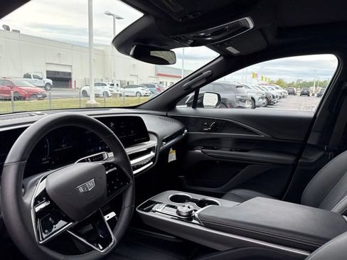 Used 2025 Cadillac Lyriq Luxury AWD/4WD image 14
