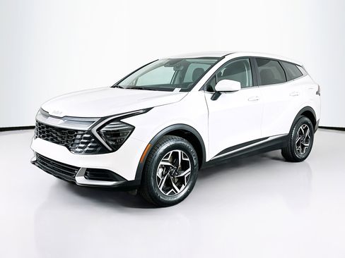 Used 2025 Kia Sportage LX image 3