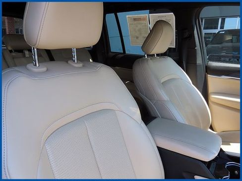 Used 2023 Jeep Grand Cherokee Limited w/ Luxury Tech Group II AWD/4WD image 9