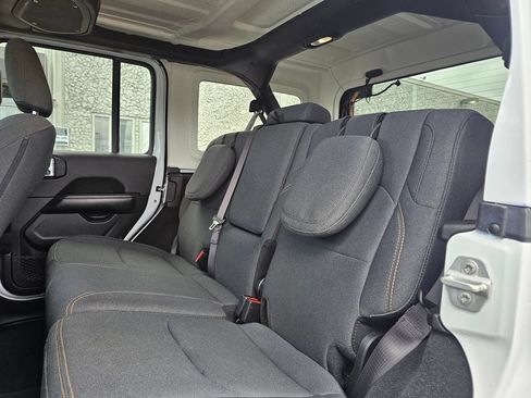Used 2024 Jeep Wrangler Unlimited Sahara AWD/4WD image 14