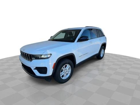 Used 2023 Jeep Grand Cherokee Laredo w/ Luxury Tech Group I AWD/4WD image 4