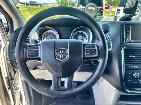 Used 2018 Dodge Grand Caravan SE FWD image 14