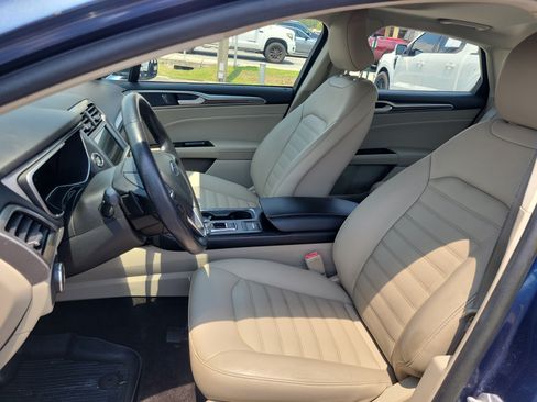 Used 2018 Ford Fusion SE w/ Fusion SE Technology Package FWD image 19