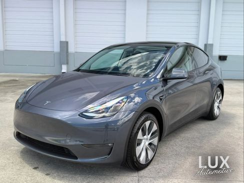 Used 2023 Tesla Model Y Long Range AWD/4WD image 1