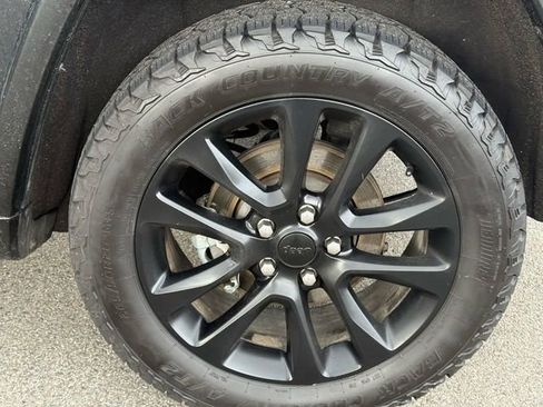 Used 2022 Jeep Grand Cherokee Laredo X image 34