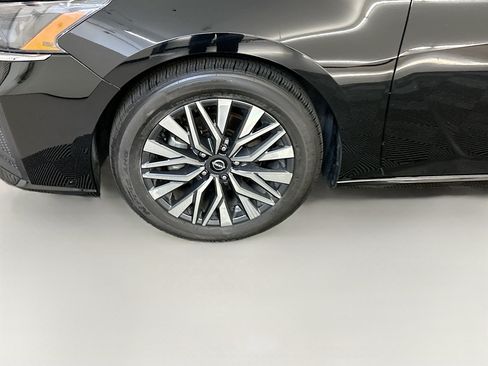 Used 2025 Nissan Altima 2.5 SV FWD image 11