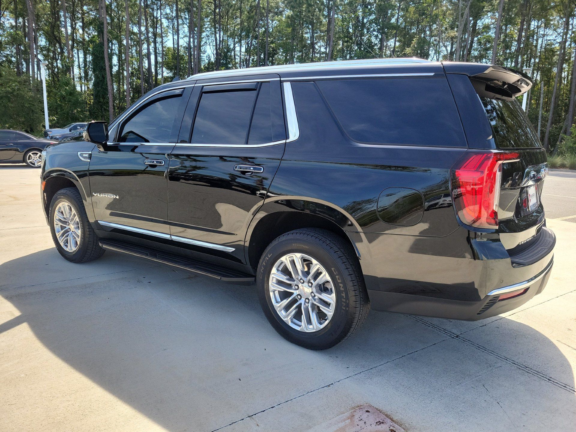 Used 2023 GMC Yukon SLT w/ SLT Premium Package RWD image 2