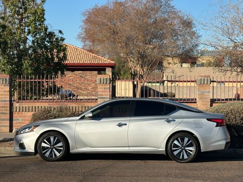 Used 2021 Nissan Altima 2.5 SV image 3