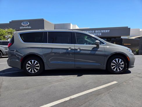 Used 2022 Chrysler Pacifica Touring-L w/ Uconnect Theater Family Group FWD image 7