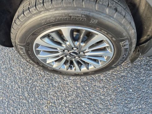 Used 2023 Lincoln Nautilus FWD w/ Premium Package image 23