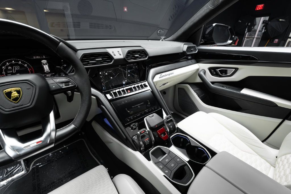 Used 2022 Lamborghini Urus AWD/4WD image 29