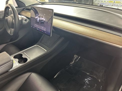 Used 2022 Tesla Model Y Long Range AWD/4WD image 26