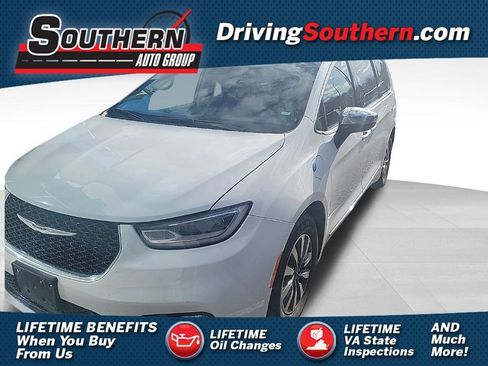 Used 2023 Chrysler Pacifica Limited image 1