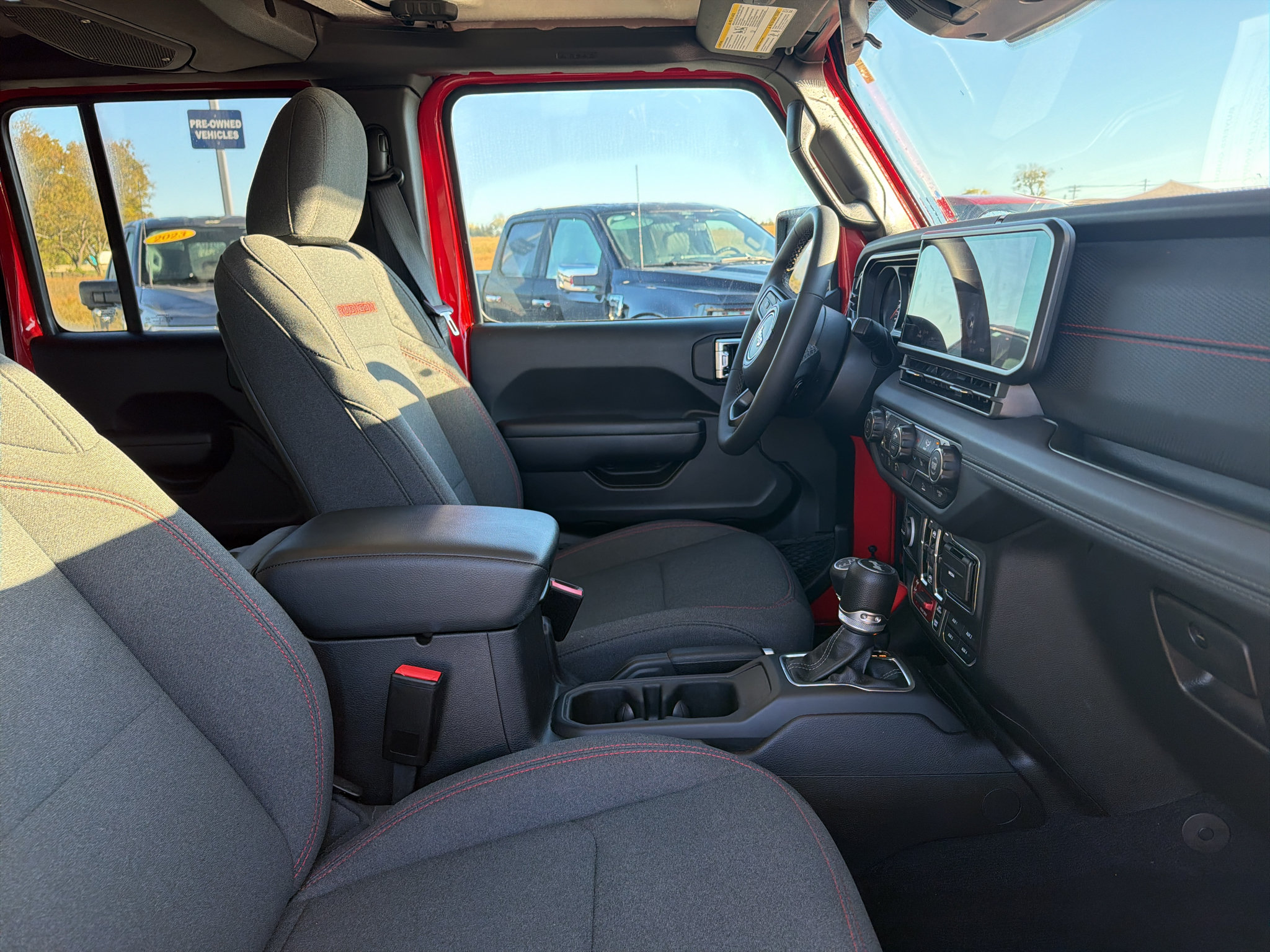 Used 2025 Jeep Wrangler Unlimited Rubicon w/ Convenience Group AWD/4WD image 21