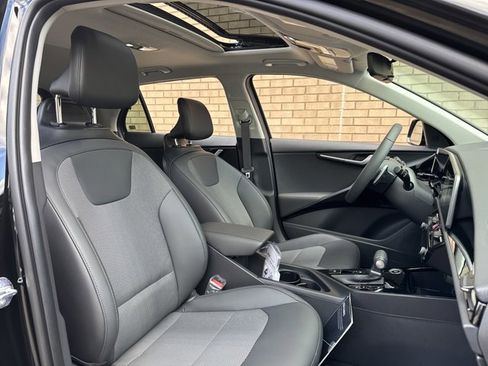 New 2025 Kia Niro EX Touring image 22