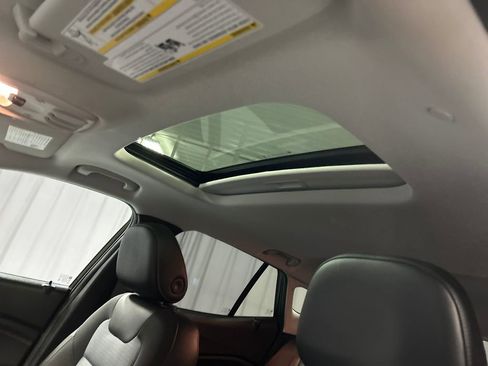 Used 2024 Chevrolet Trax LT w/ Sunroof Package image 23