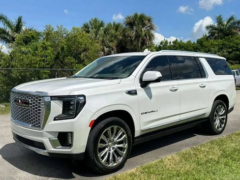 Used 2022 GMC Yukon XL Denali w/ Denali Premium Package AWD/4WD image 8