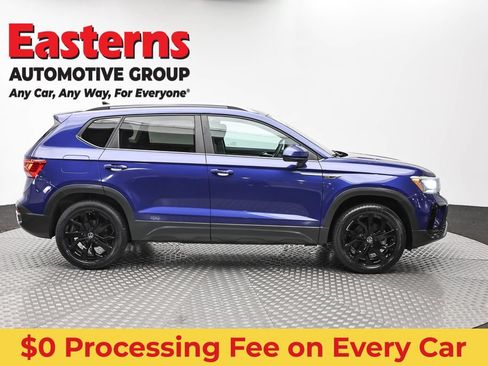 Used 2022 Volkswagen Taos SE w/ Panoramic Sunroof Package AWD/4WD image 4