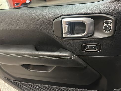 Used 2018 Jeep Wrangler Unlimited Sahara image 18