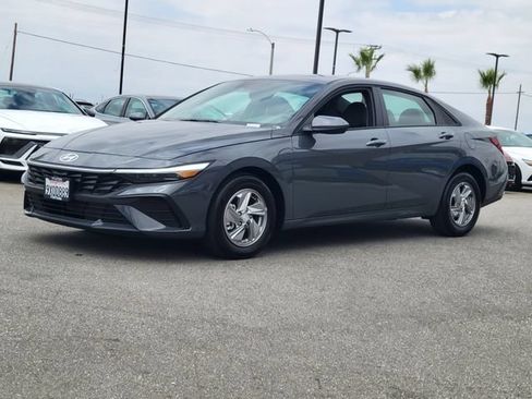 Certified 2026 Hyundai Elantra SE FWD image 2