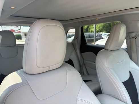 Used 2021 Jeep Cherokee Latitude Plus w/ Sun & Sound Group AWD/4WD image 29