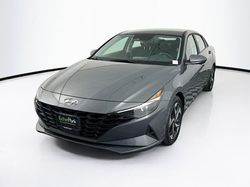 Used 2023 Hyundai Elantra SEL w/ Convenience Package FWD image 3