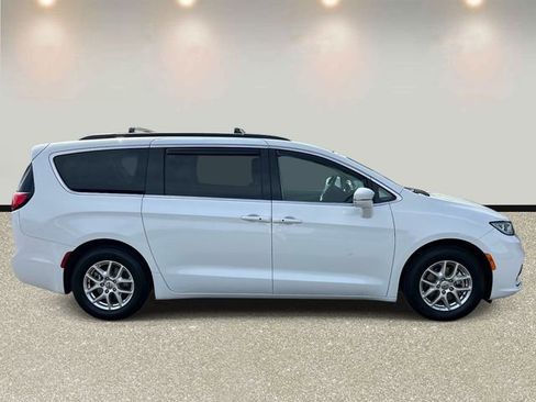 Used 2022 Chrysler Pacifica Touring-L FWD image 4