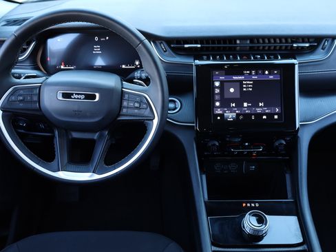 Used 2023 Jeep Grand Cherokee Laredo image 15