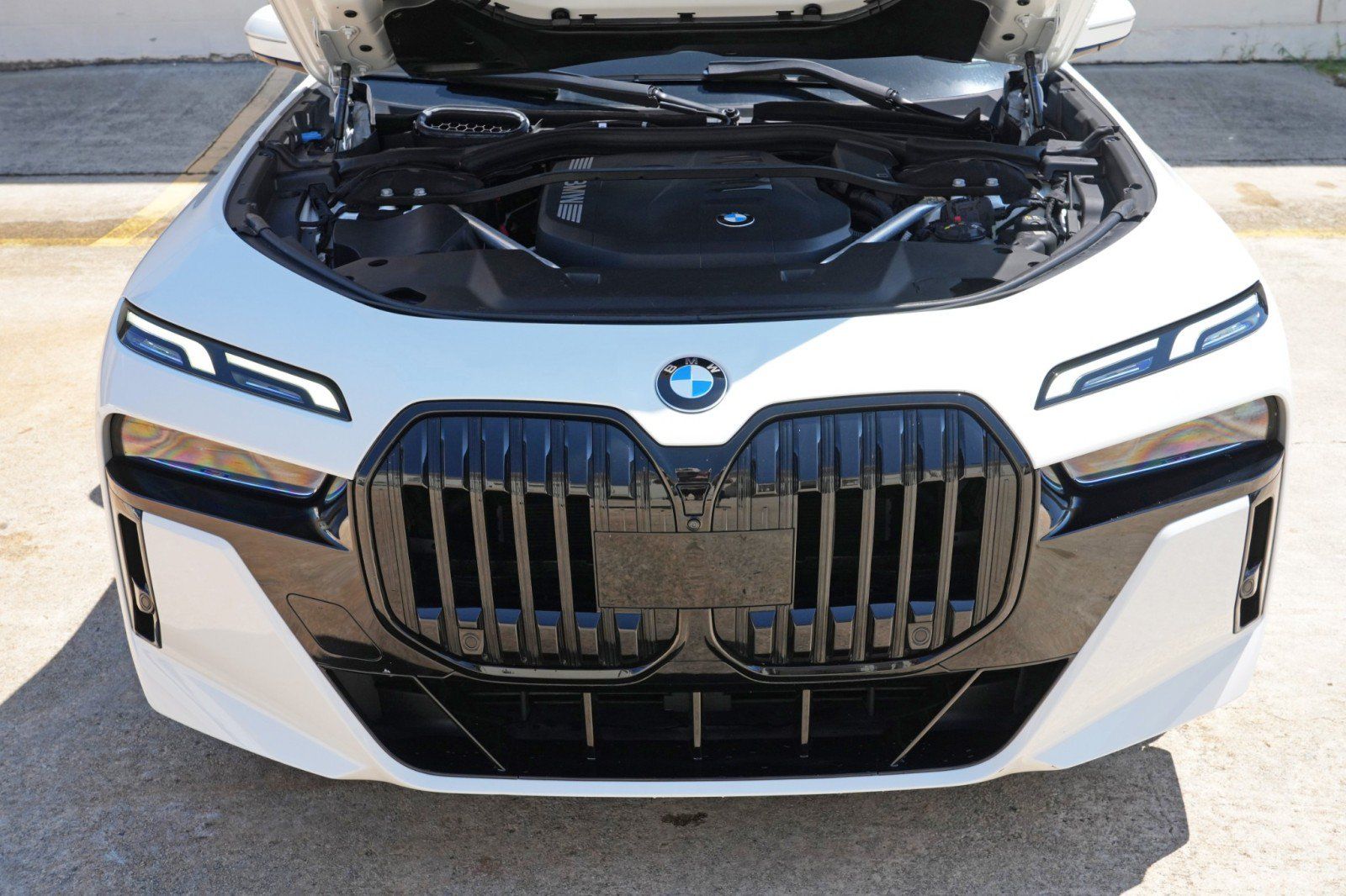 Used 2023 BMW 740i w/ Parking Assistance Package RWD image 8